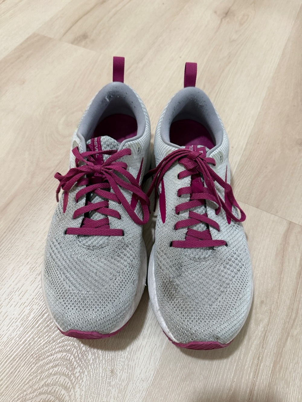 Brooks Revel 5 Light Gray Knit Athletic Sneakers with Magenta Accents